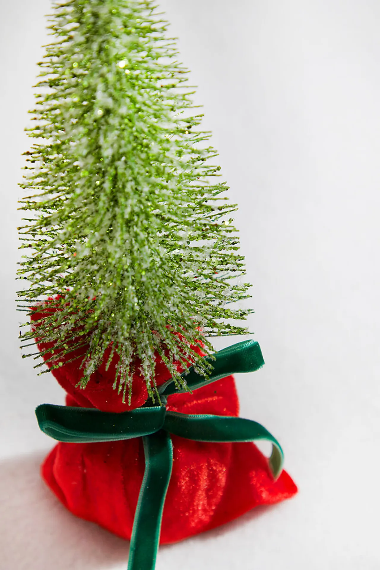 New 10” Glitter Tree In Felt Gift Sack Christmas Accents