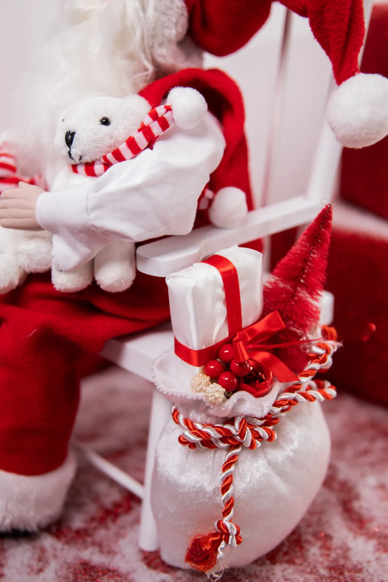 Hot 14” Santa In Chair With Bears Christmas Accents