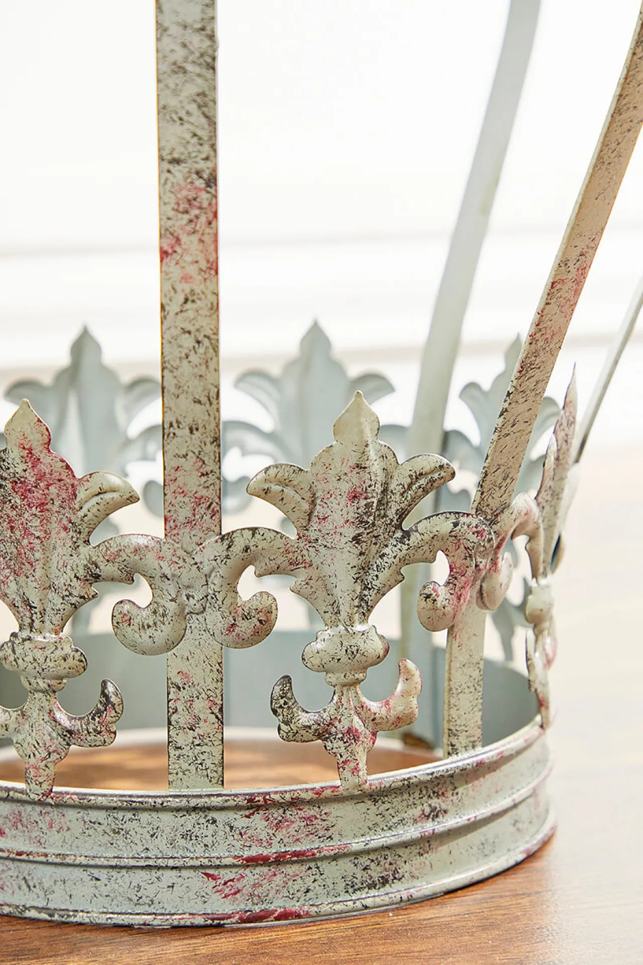 Store 16" Spiral Top Crown Christmas Accents