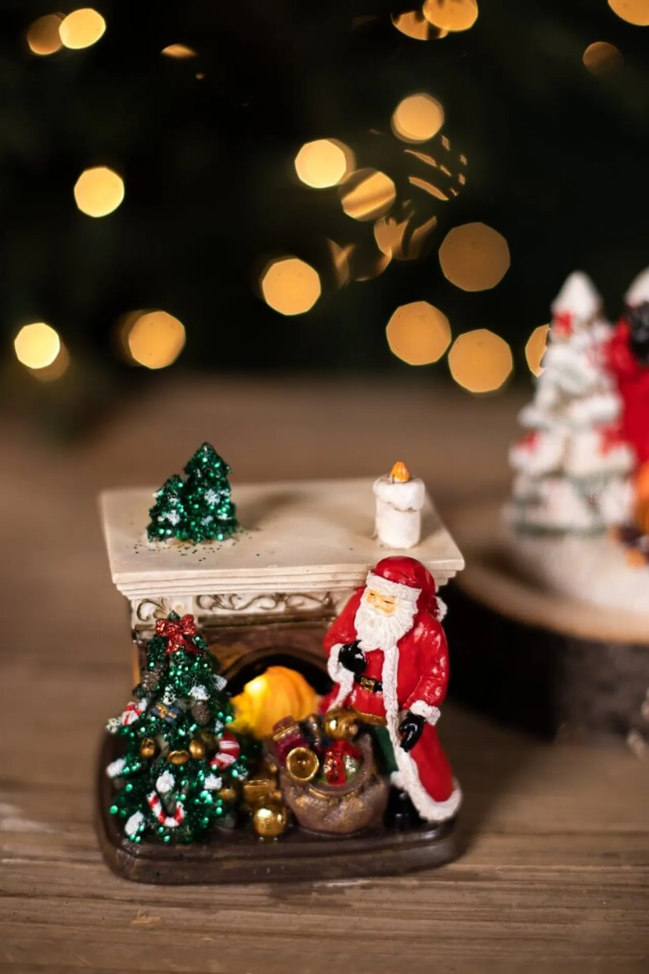Store Resin Light Up Santa Mantle Scene Christmas Accents